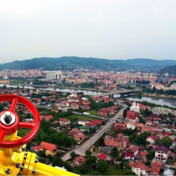 Peste 1100 de gospodării de pe 60 de străzi din Râmnicu Vâlcea vor fi racordate la reţeaua de gaze Peste 1100 de gospodării de pe 60 de străzi din Râmnicu Vâlcea vor fi racordate la reţeaua de gaze