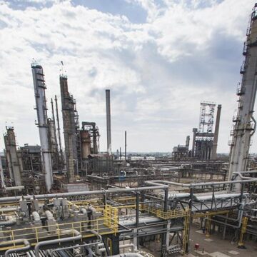 Rafinăria Petrobrazi, amendată de Garda de Mediu cu 100.000 de lei Rafinăria Petrobrazi, amendată de Garda de Mediu cu 100.000 de lei