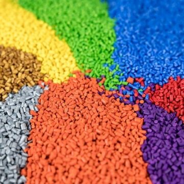 Studiu: Sute de substanțe chimice toxice sunt prezente în plasticul reciclat