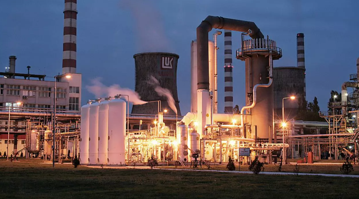 Rafinarie.png Garda de Mediu Prahova a dat amenzi de 130.000 de lei rafinăriilor din Ploieşti